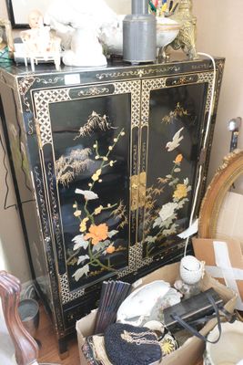 une armoire noire décorée de fleurs et d'oiseaux peints
