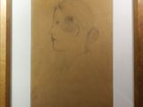 dessin encadré représentant le profil d'une femme, dans un cadre en bois