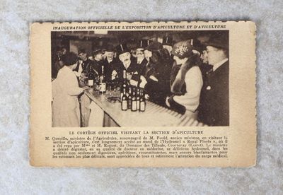 une vieille photo montrant un groupe d'hommes debout autour d'un bar