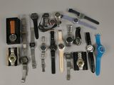 un grand nombre de montres posées sur une table