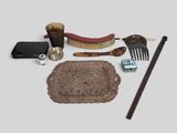 un grand nombre d'objets posés sur une table