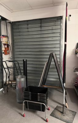 un garage rempli d'objets