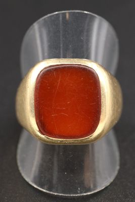 l'image d'une bague contenant une pierre rouge
