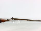 un fusil avec un canon en bois sur fond blanc