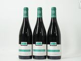 trois bouteilles de vin posées sur une table blanche