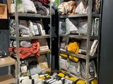 de nombreux articles différents sur les rayons du magasin