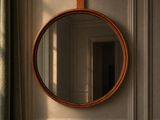 un miroir accroché au mur d'une pièce