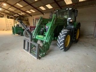 un tracteur garé à l'intérieur d'un bâtiment