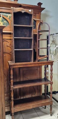 un grand meuble en bois surmonté d'un miroir