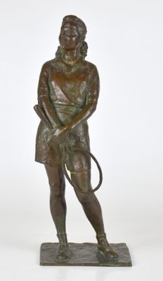 statue en bronze représentant une femme tenant une raquette de tennis et une balle de tennis