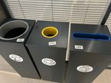 deux poubelles placées l'une à côté de l'autre