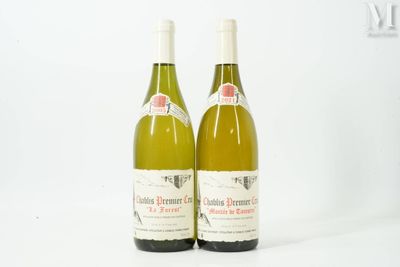 deux bouteilles de vin posées l'une à côté de l'autre sur une table