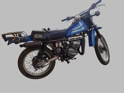 une moto bleue garée sur le bord de la route
