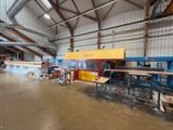 une photo d'une usine dans laquelle se trouve une grande machine