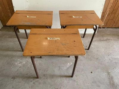 Lot de 3 bureaux d’ ecole en bois et fer .