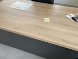 un bureau en bois avec une chaise noire devant
