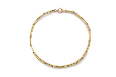 un bracelet en or orné de perles et muni d'un fermoir, sur fond blanc
