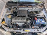 un moteur de voiture dont le capot est ouvert, garé dans la rue