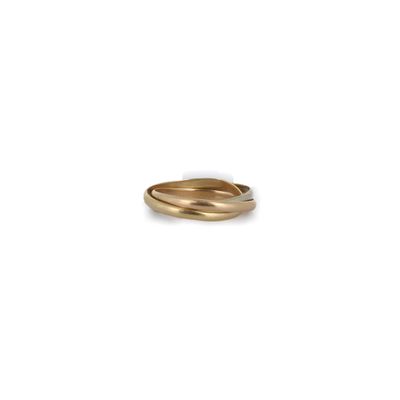 gros plan d'une bague en or sur fond blanc