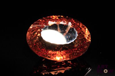 un gros diamant orange posé sur une table