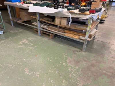 un établi sur lequel sont posés de nombreux outils