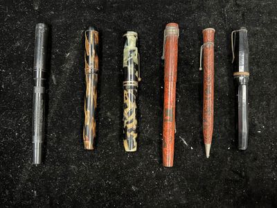 5 stylos à plume en Bakélite, on joint un stylo bille assort… - Photo 1