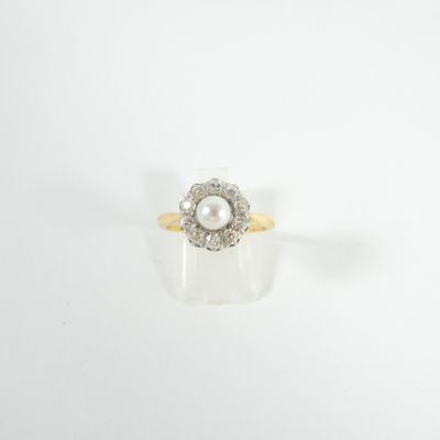 une image d'une bague en perles et diamants sur une surface blanche