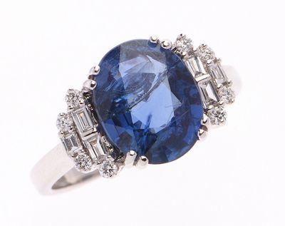 BAGUE en or gris 750 °/°° centré d'un saphir pesant 3,53 ct,…