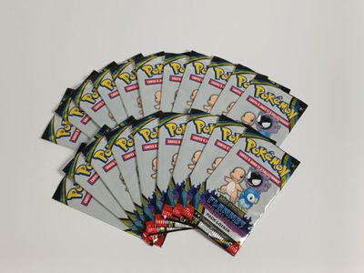 cinq paquets de cartes à collectionner Pokémon posés sur une surface blanche