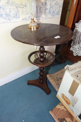 une petite table sur laquelle est posée une lampe, dans une pièce