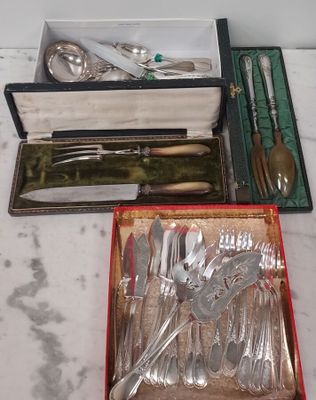 beaucoup d'argenterie dans une boîte sur une table