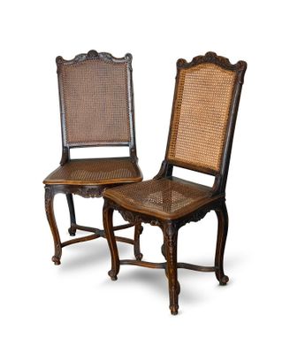 paire de chaises avec dossier et assise en rotin sur fond blanc