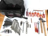 de nombreux outils qui sont posés sur une table
