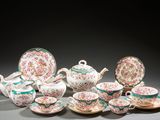 de nombreux types de théières et de soucoupes sur la table