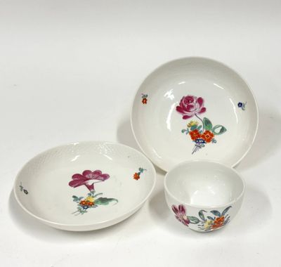 Tasse et sa soucoupe en porcelaine à décor polychrome de bou…