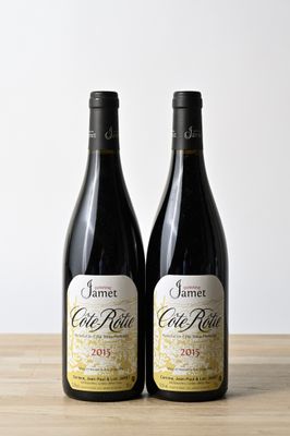 deux bouteilles de vin posées sur une table en bois