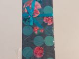 cravate bleue avec des fleurs roses et un ruban bleu sur fond blanc