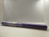 un gros plan sur un rouleau de tissu violet posé sur une surface blanche