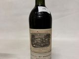 une bouteille de vin posée sur une table