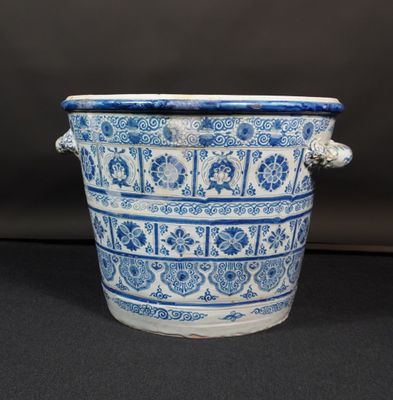 jardinière bleue et blanche avec des anses sur fond noir
