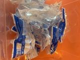 un bac en plastique rempli d'objets en plastique posé sur une table