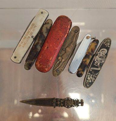 de nombreux types de couteaux exposés dans une vitrine
