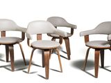 quatre chaises avec des pieds en bois et une assise et un dossier blancs