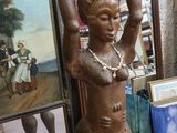 une statue représentant un garçon portant un pot sur la tête