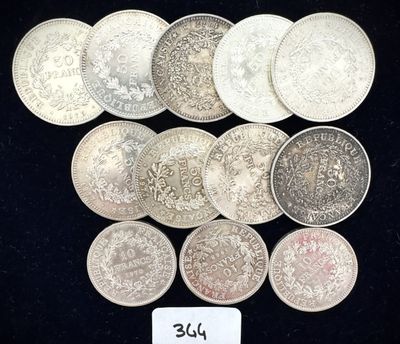 plusieurs types différents de pièces d'argent sur un fond noir