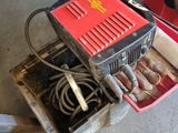 une boîte rouge contenant une machine rouge et noire