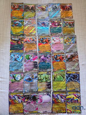 une pile de cartes pokemon posée sur une table