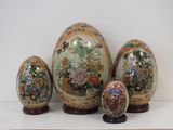 trois vases sont posés les uns à côté des autres sur une étagère