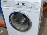 une machine à laver posée sur une étagère dans une pièce