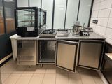 une cuisine équipée d'un micro-ondes, d'un réfrigérateur et d'autres appareils électroménagers